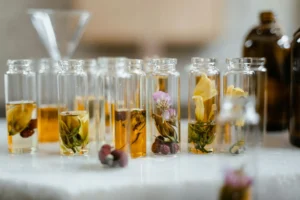 Стъкленици с изсушени цветя и етерични масла
