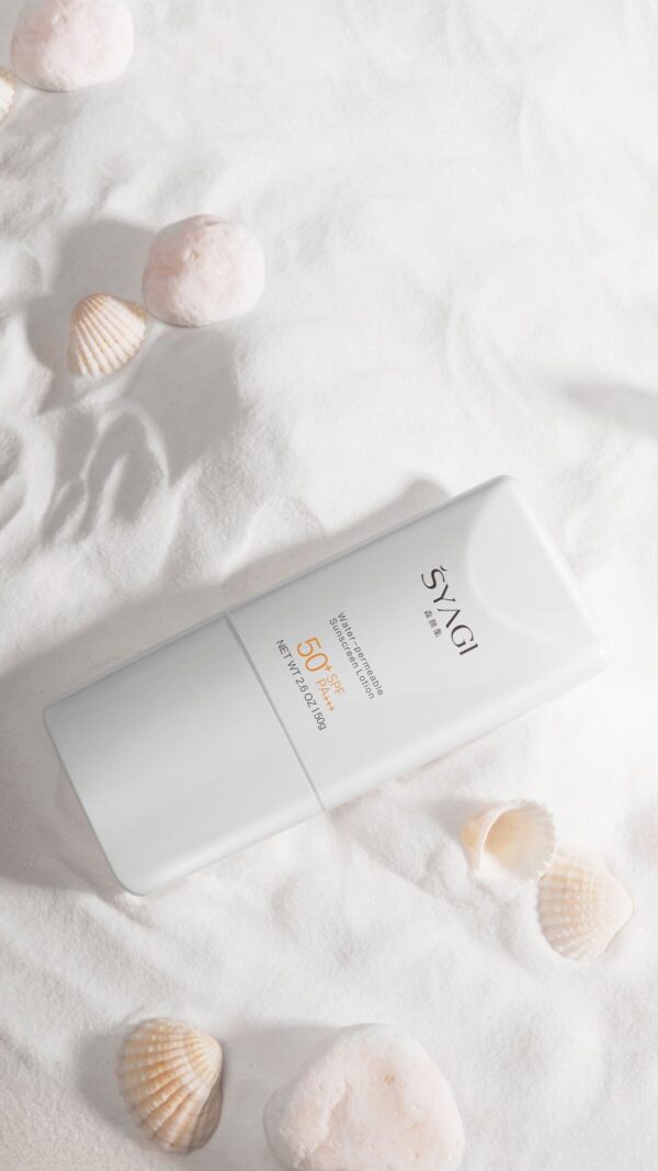 Слънцезащитен крем SPF 50 сред мидени черупки на бял пясък